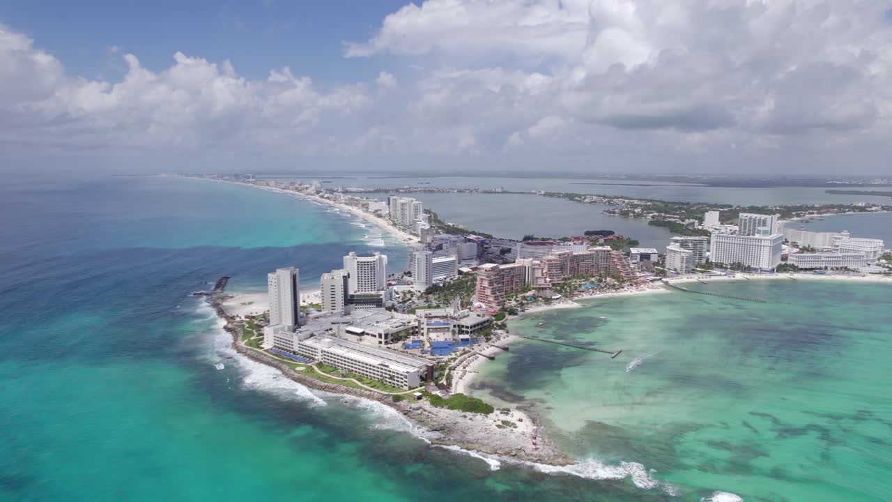 RIPRESA AEREA ORBITANTE CON DRONE DI PUNTA CANCUN