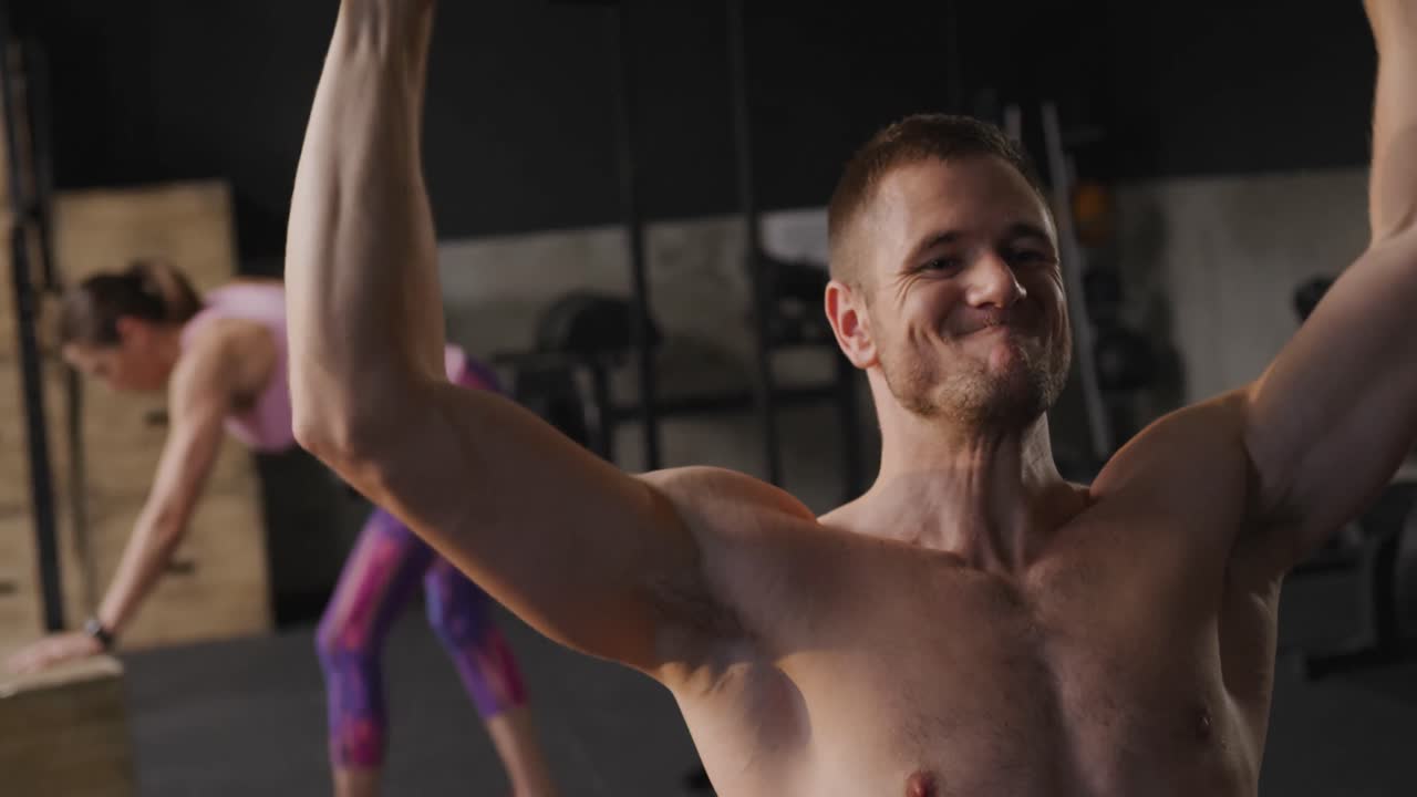 entrenamiento cruzado en un gimnasio