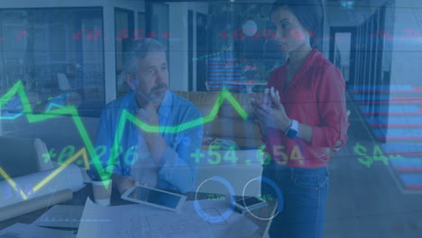 animación del procesamiento de datos financieros sobre diversas personas de negocios en la oficina