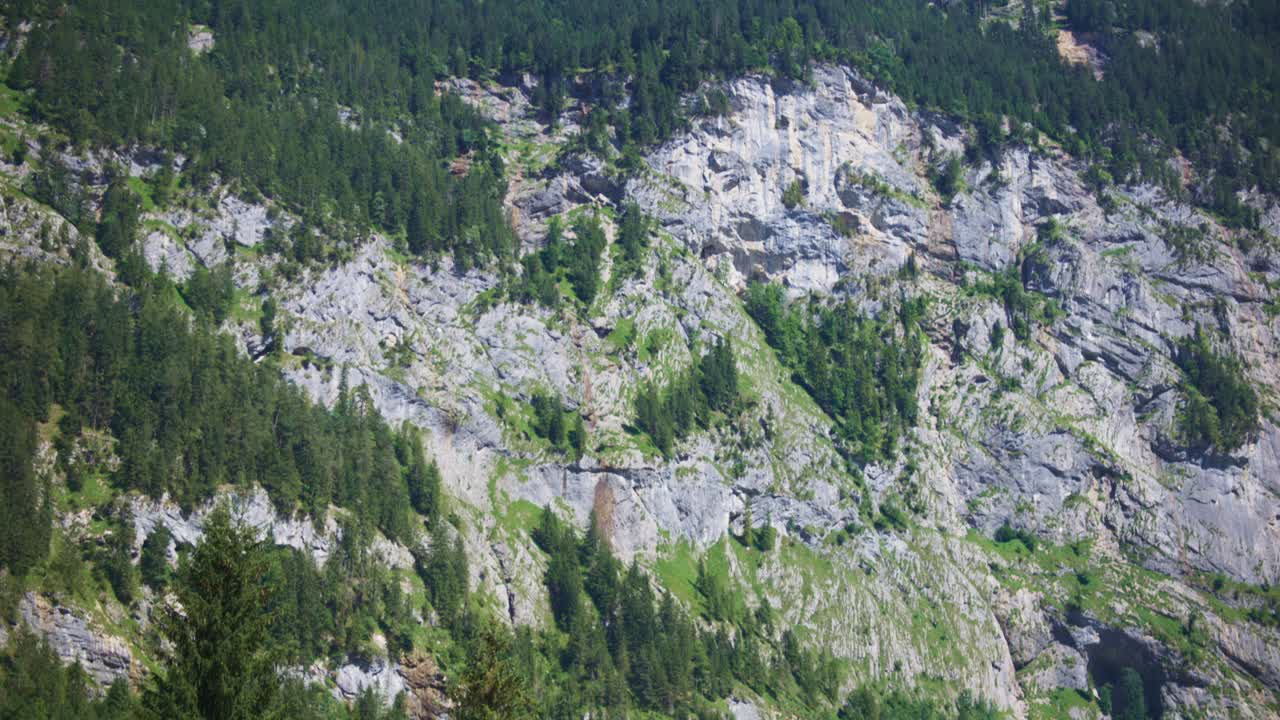 ladera de la montaña dentro del valle en lauterbrunnen suiza en 4k