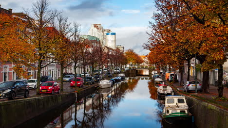 Otoño-Durante-El-Día-La-Haya-Canal-Países-Bajos