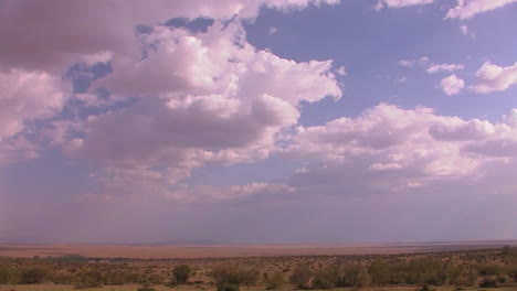 Hohe-Wolken-Ziehen-über-Grasbewachsene-Ebenen