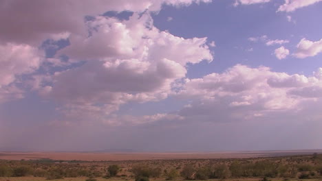 nubes altas se desplazan sobre llanuras cubiertas de hierba