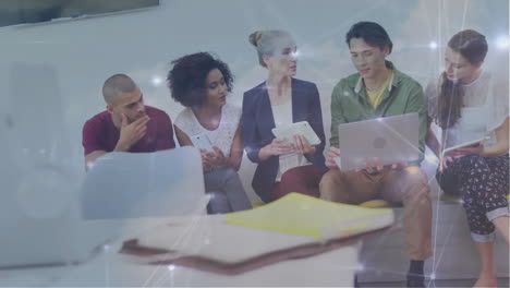 animación de la red de conexiones entre diversos colegas que utilizan tabletas y portátiles en la oficina