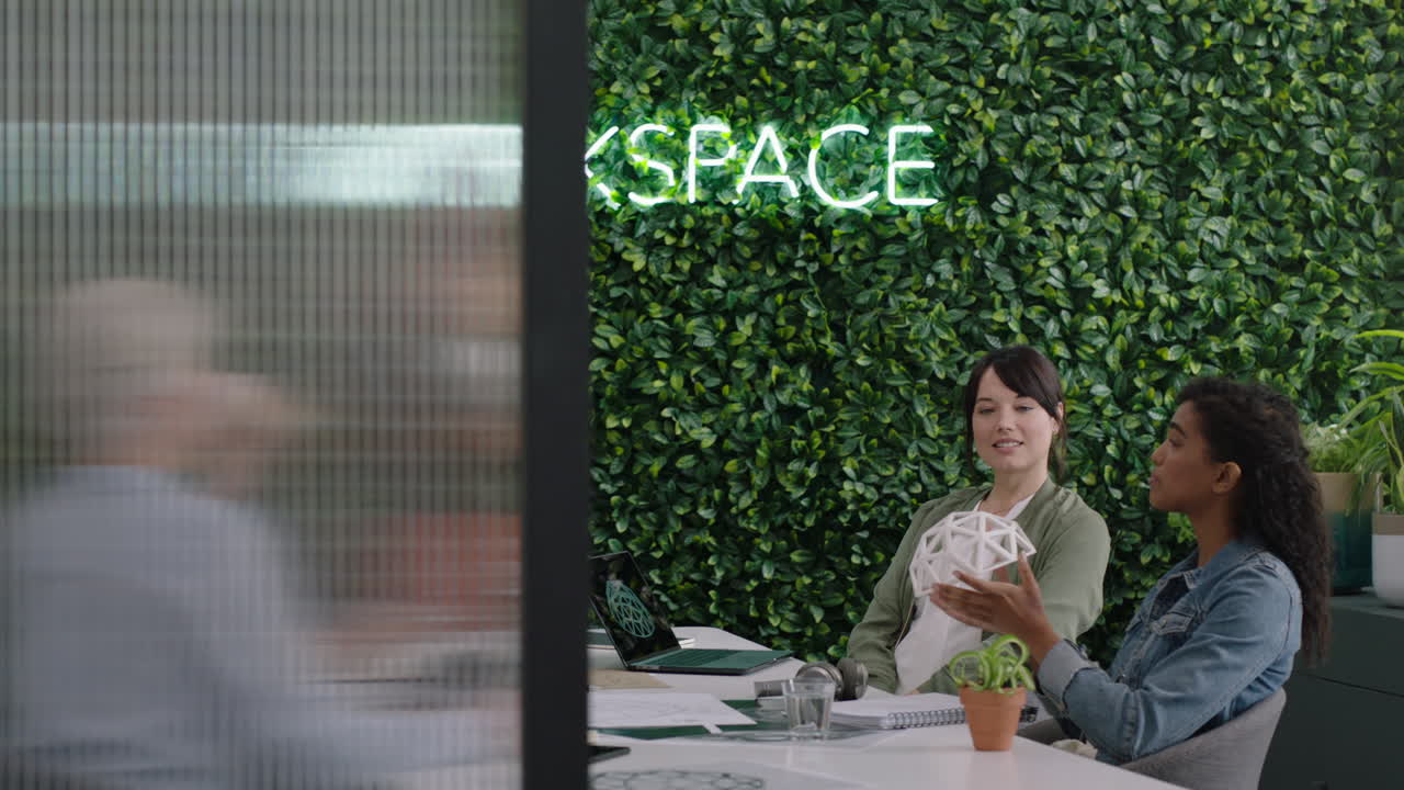 무슬림 사업가 여성이 사무실에서 지오데식  ⁇  모델을 제시하고 동료들을 만나고 창의적인 디자인 솔루션을 브레인스토밍하고 스타트업 프레젠테이션에서 엔지니어링 아이디어를 논의합니다.