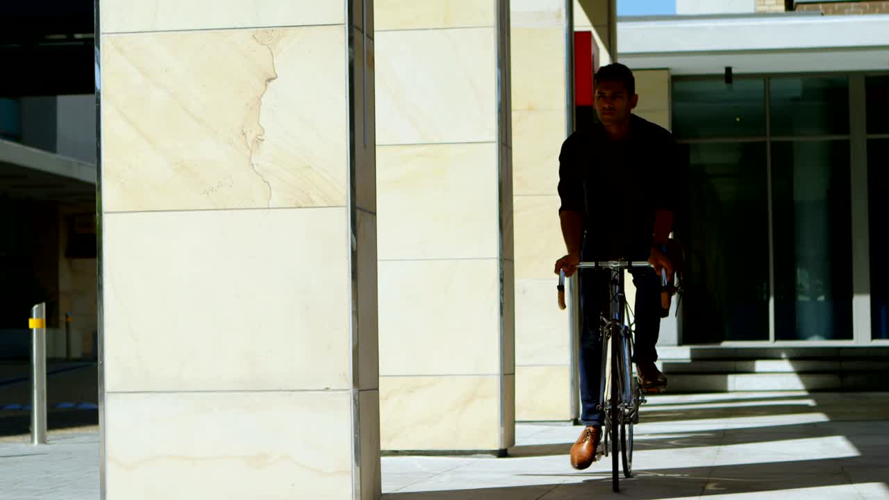 hombre que viaja en bicicleta en las instalaciones de la oficina 4k