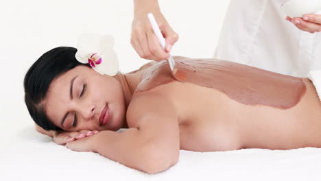 mujer recibiendo un tratamiento de belleza en la espalda