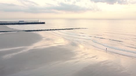 Hermosa-Playa-Blanca-Con-Reflejo-Del-Mar-Al-Atardecer-Con-Colores-Sobrios,-En-Blankenberge,-Bélgica