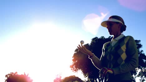 Golfista-Lanzando-Y-Atrapando-Una-Pelota-De-Golf-En-El-Campo