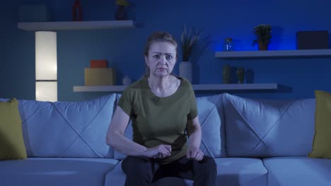 mujer psicópata sosteniendo el cuchillo a la cámara.