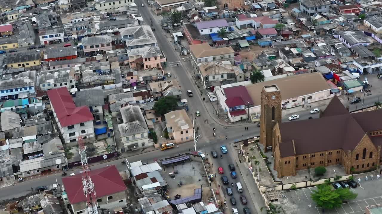Das städtische Leben in Accra, Ghana, mit belebten Straßen und lokalen Gebäuden erkunden