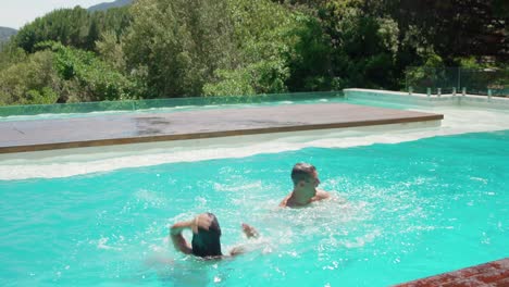 Glückliches-Paar-Springt-In-Den-Pool