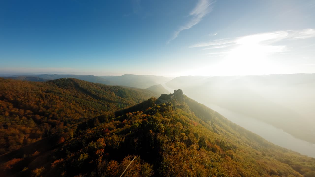 저녁 조명으로 덮인 중세 aggstein을 드러내는 wachauer 언덕의 역동적인 오름차순 샷