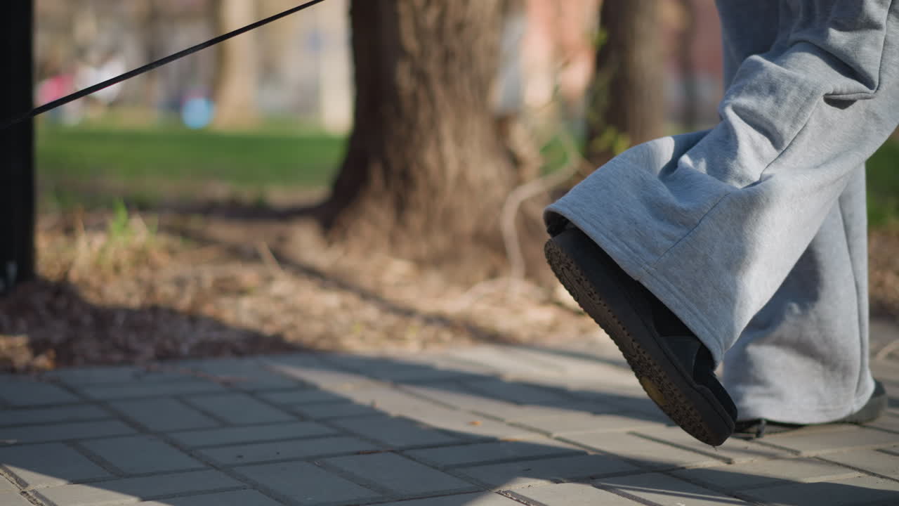 작은 개가 빠른 속도로 사람들 발 사이를 지나가고 있어요. 활기찬 공원 풍경에서 애완견인 치와와가 재빠르게 사람들을 헤쳐 나가고 있으며, 목줄을 맨 작은 개가 공원 안에서 활발하게 움직이는 사람들 사이를 민첩하게 움직이고 있어요.