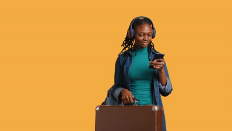 Woman-arriving-at-destination,-taking-headphones-off,-studio-background