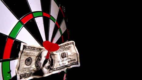 dardo rojo con un billete de un dólar golpeando el tablero de dardos