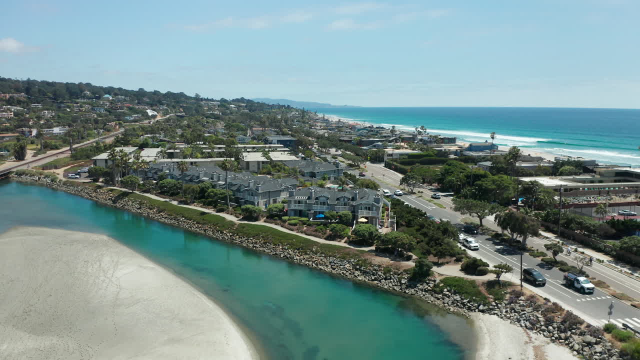 Ripresa aerea sopra la laguna e la spiaggia a Del Mar, CA.
