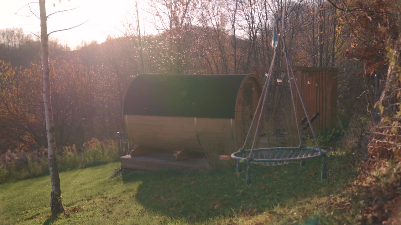 해질녘 가을 숲의 야외 사우나