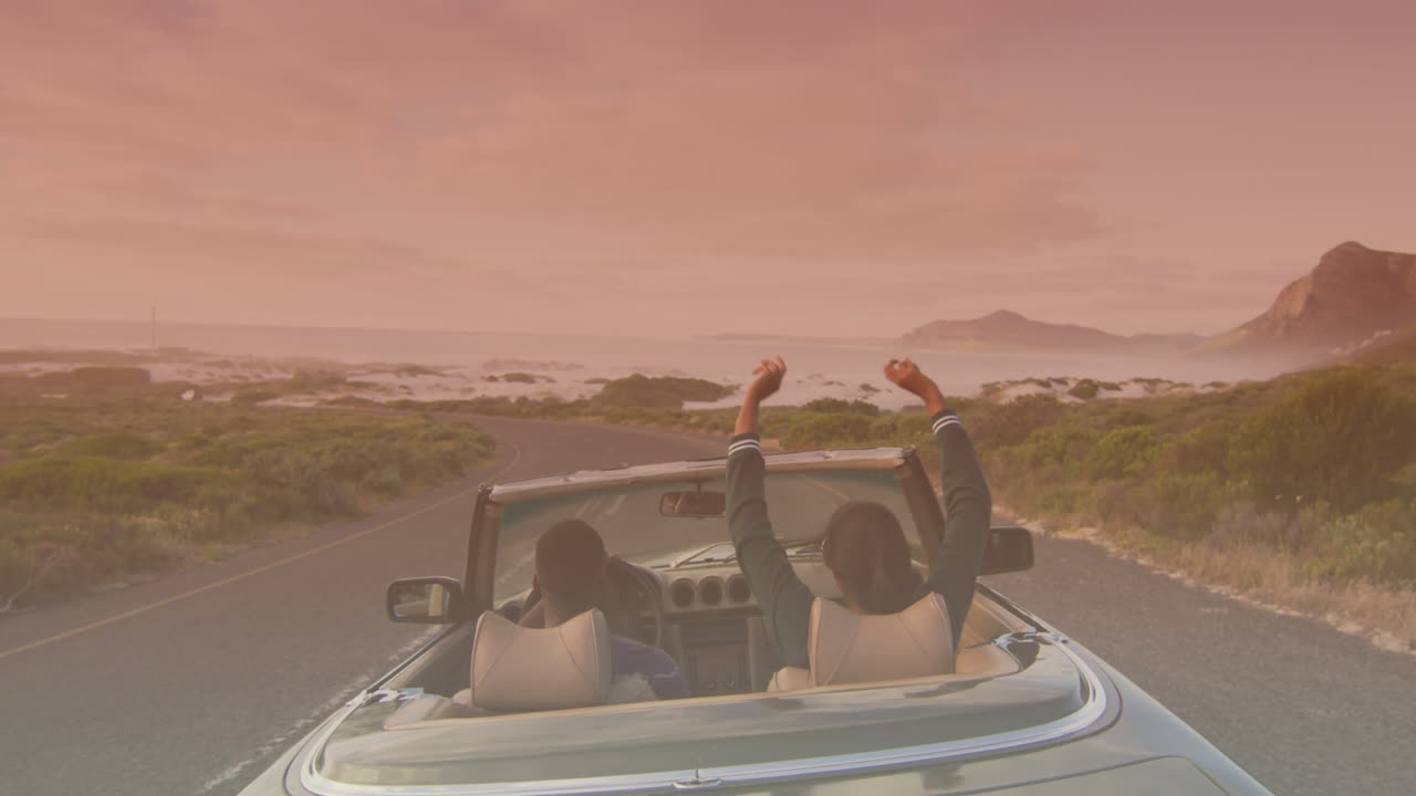 Animación de pareja diversa y feliz conduciendo en descapotable