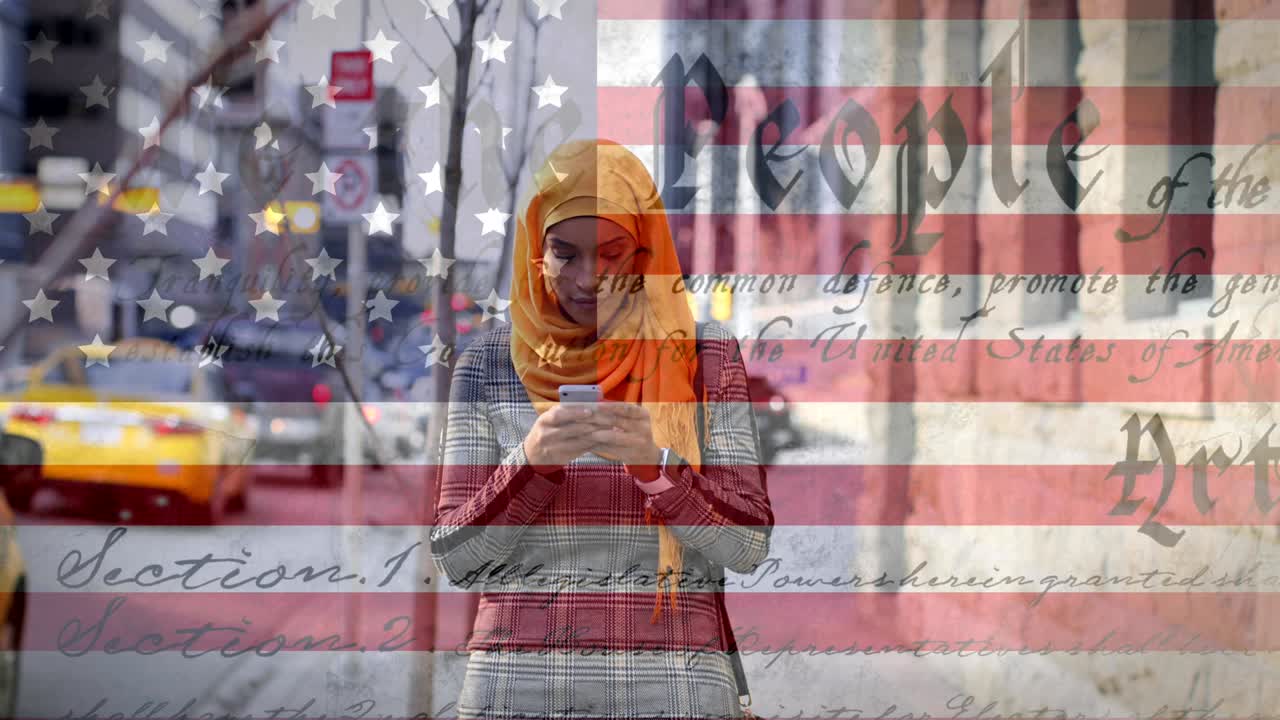 히자브를 입은 혼성 인종 여성 위에 미국  ⁇ 발을 흔드는 애니메이션과 헌법 텍스트