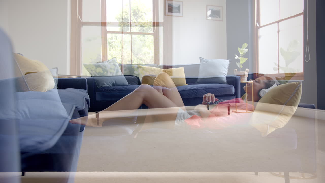 집에서 휴식을 취하고 수영장에서 휴식을 취하는 두 인종의 십대 소녀의 몬태지, 느린 동작