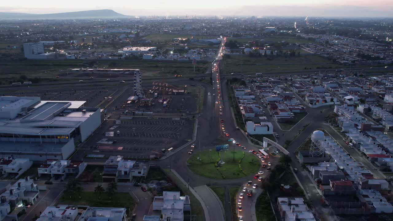toma aérea del amanecer de un centro comercial en la ciudad