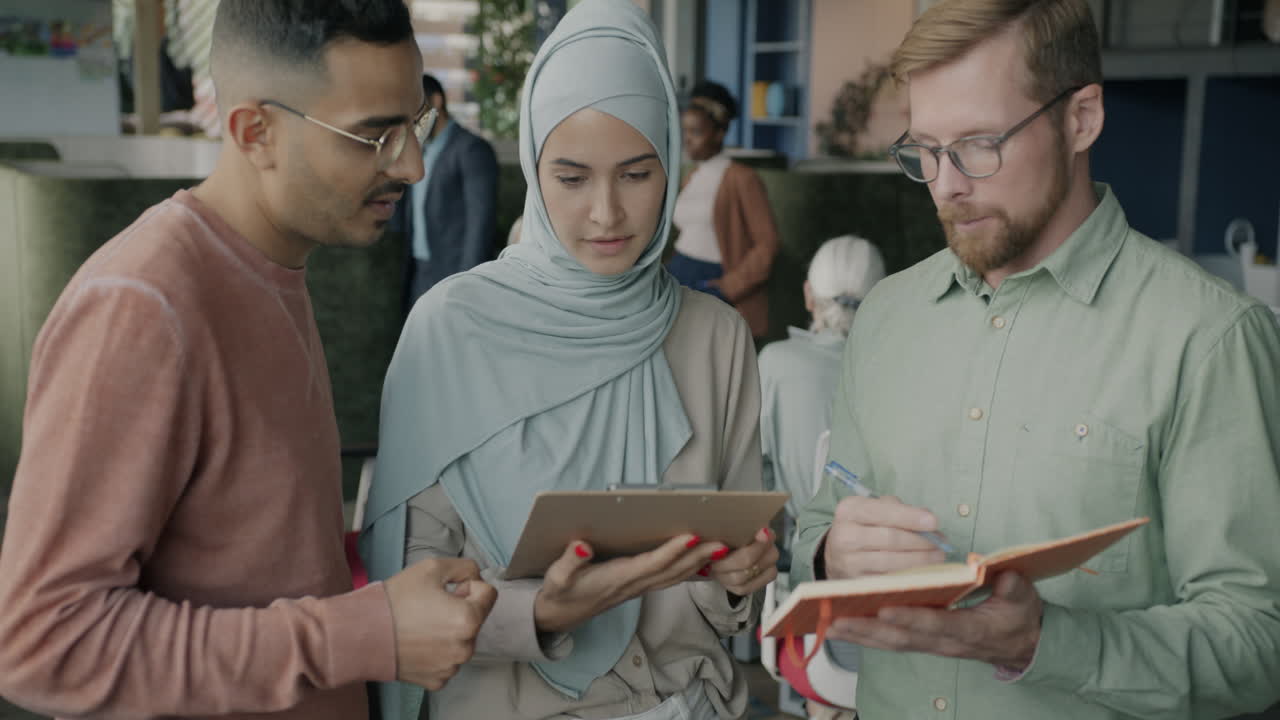 equipo de negocios diverso en la reunión