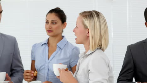 Business-people-talking-during-coffee-break