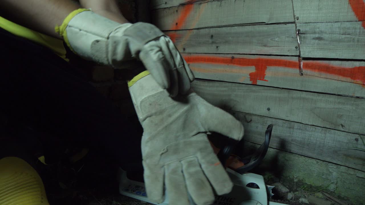 máquina de sierra de hormigón eléctrica cortando una pared de ladrillo rojo