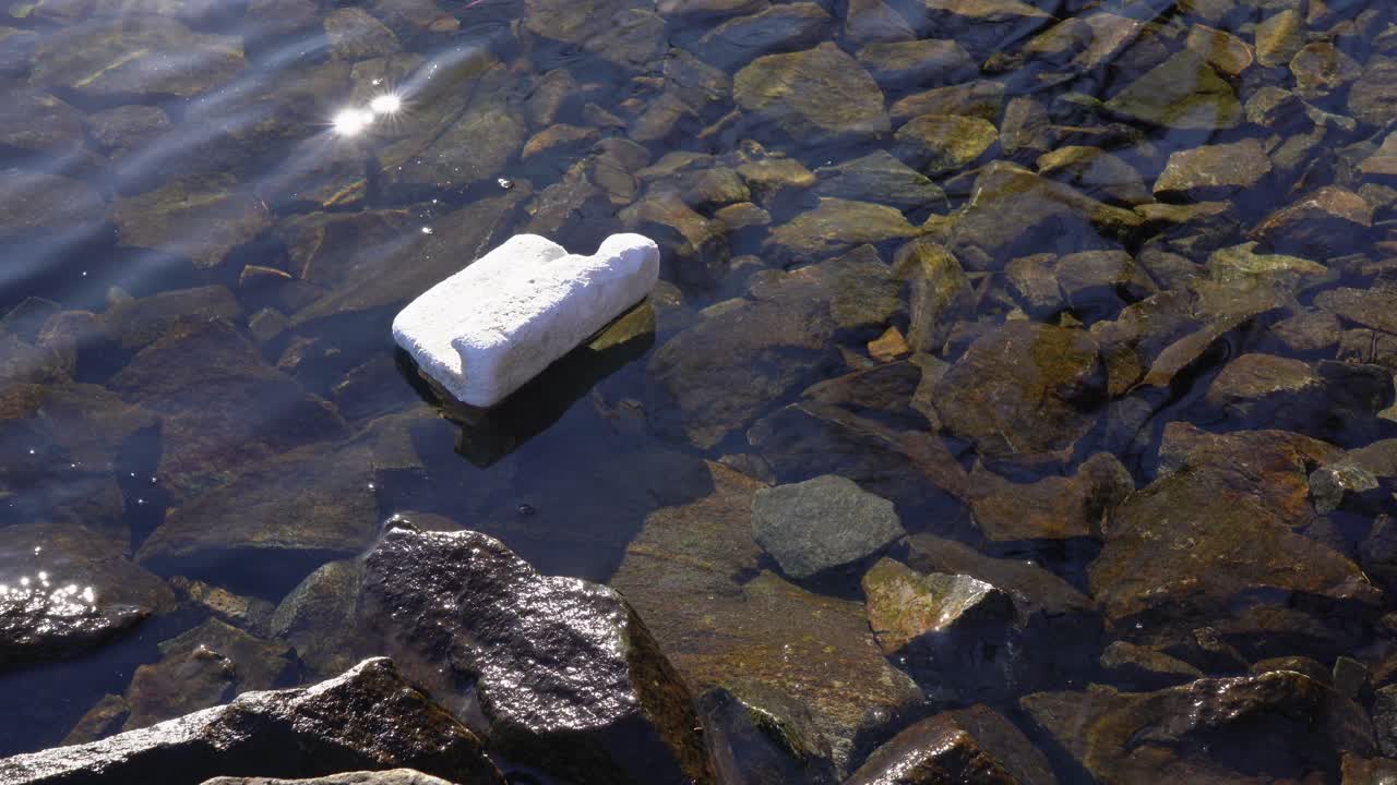 물을 오염시키는 노르웨이 피요르드에 떠 있는 오래된 스티로폼 조각