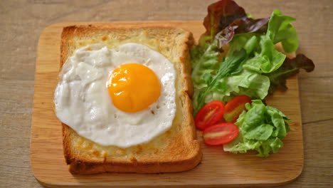 Hausgemachtes-Brot-Getoastet-Mit-Käse-Und-Spiegelei-Obendrauf-Mit-Gemüsesalat-Zum-Frühstück