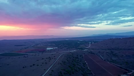 toma de drones de la puesta de sol en los altos del golán durante el invierno