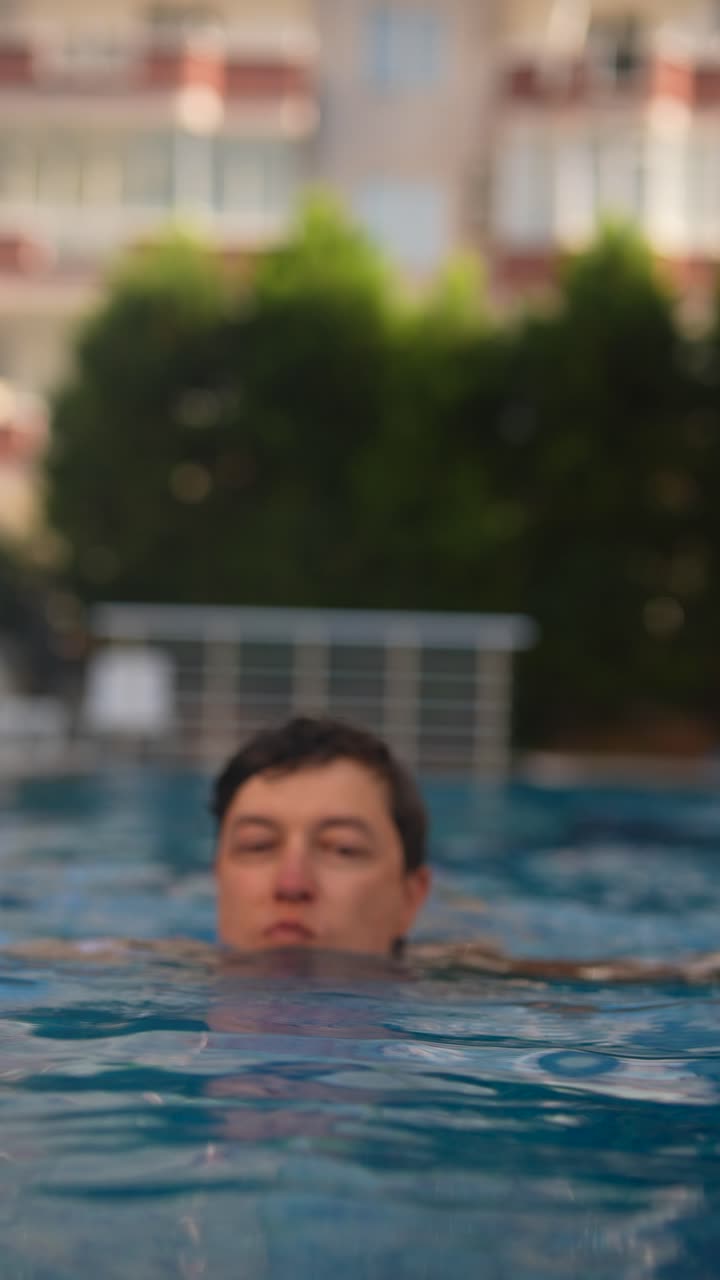 hombre nadando en una piscina