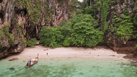 fotografía aérea del mar, los acantilados y la montaña en krabi, tailandia