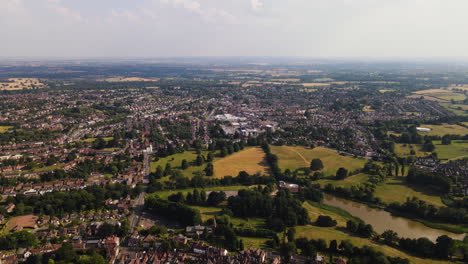 Ciudad-Inglesa-Con-Edificios,-Casas-Y-Tejados-Rodeados-De-Campo-En-Kenilworth,-Warwickshire