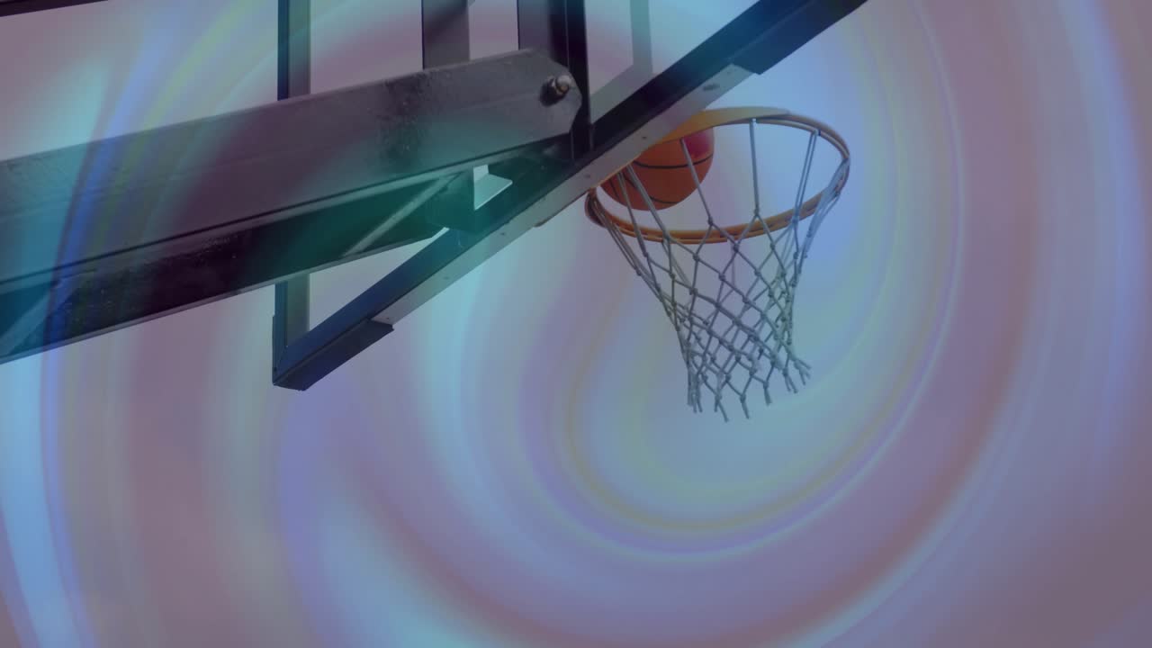 Braccio che entra nell'inquadratura, pallacanestro che sale attraverso il canestro, rete che si estende e poi rimbalza per una dimostrazione di tiro.