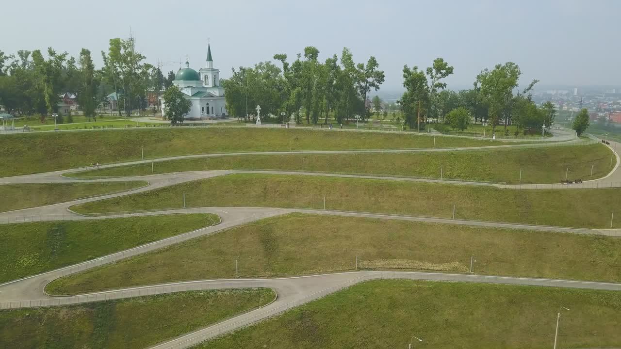 iglesia cristiana en el parque en la colina en terrazas panorama aéreo