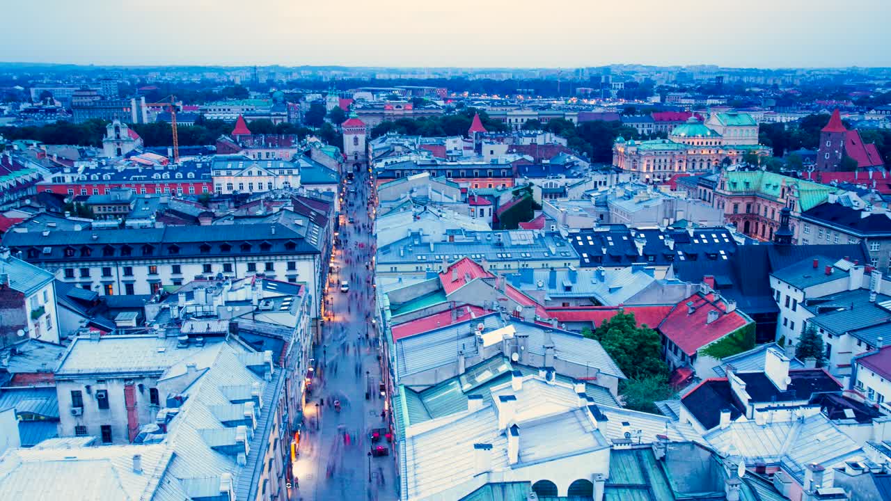 폴란드 크라쿠프 옥상 시간 경과 부분집합 빨간 지붕 타일 가로등 새의 눈으로 꼭대기에서 오래된 건물을 볼 수 있습니다.