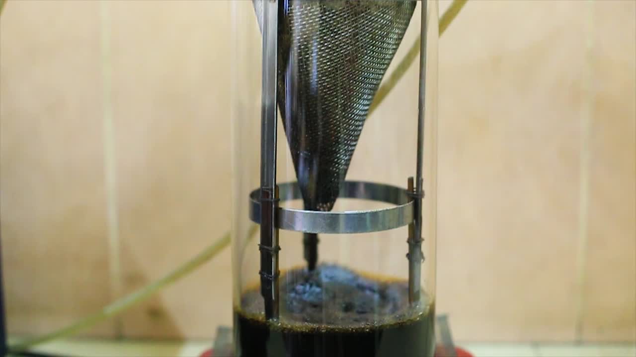 뜨거운 혼합 포장 혼합물과 포장  ⁇ 플의 아스팔트 함량을 결정하기위한 리플럭스 추출기 테스트