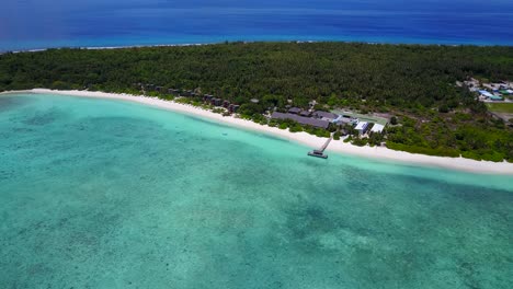vista de pájaro panorámica amplia y suave sobre la aislada isla y resort de maldivas