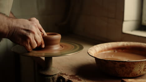 Hombre-Esculpiendo-En-Cerámica-En-Clase-Magistral.-Maestro-Trabajando-Con-Arcilla-En-El-Taller