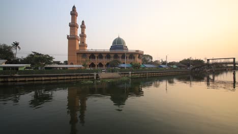 masjid yamiun ibada (ban thang khwai) es una hermosa mezquita en bangkok, tailandia