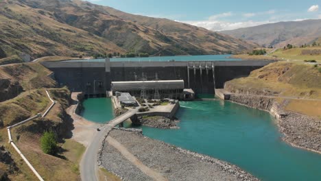 Aerial---Wasserkraftwerk-Clyde-Dam,-Central-Otago,-Neuseeland