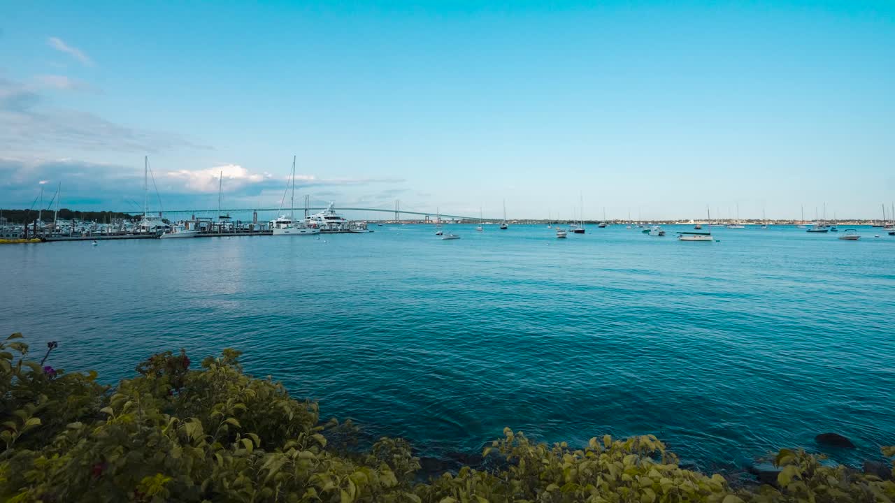 제임스타운 로드 아일랜드에서 움직이는 보트와 구름과 함께 마리나의 타임  ⁇ 스
