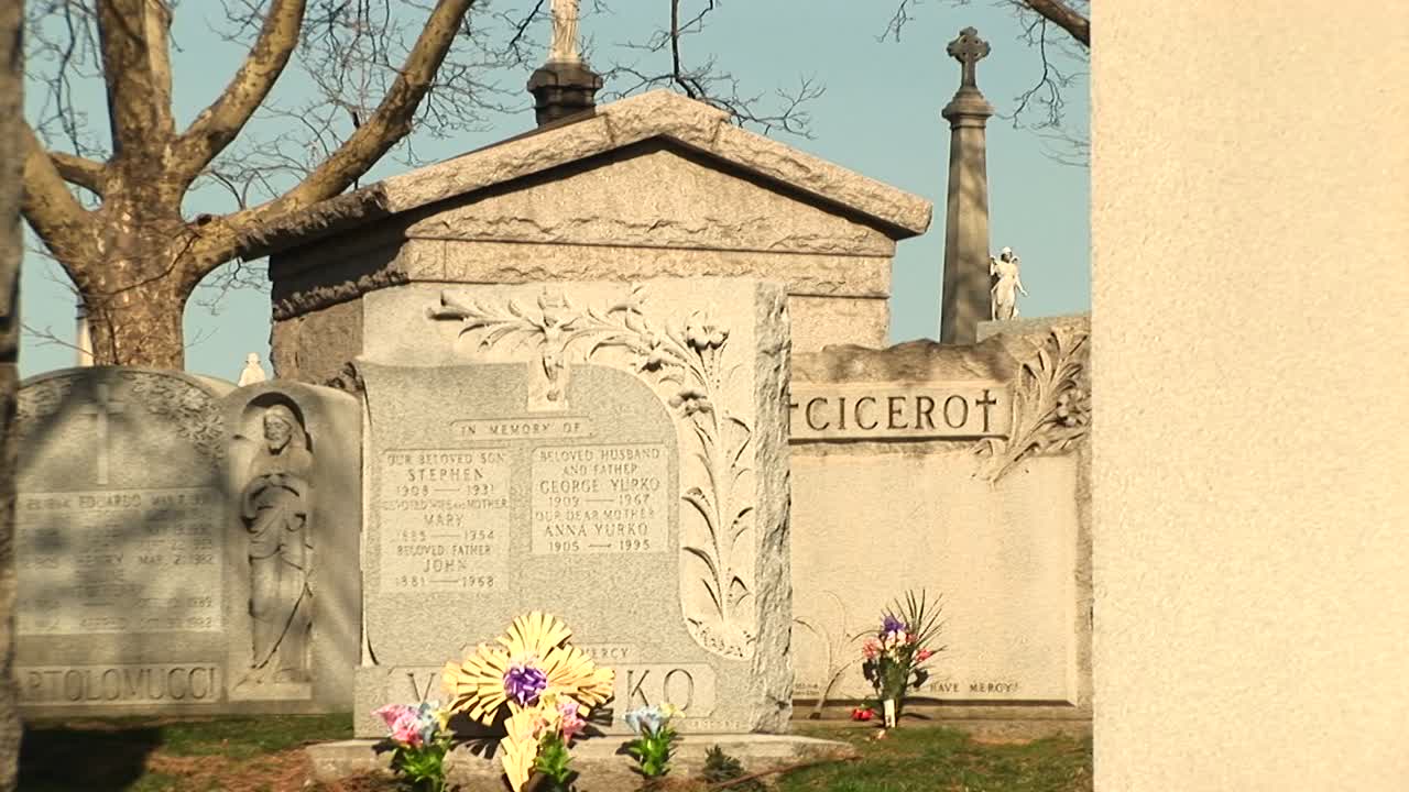 카메라는 오래된 공동묘지의 묘비와 영묘를 통해 패닝합니다.