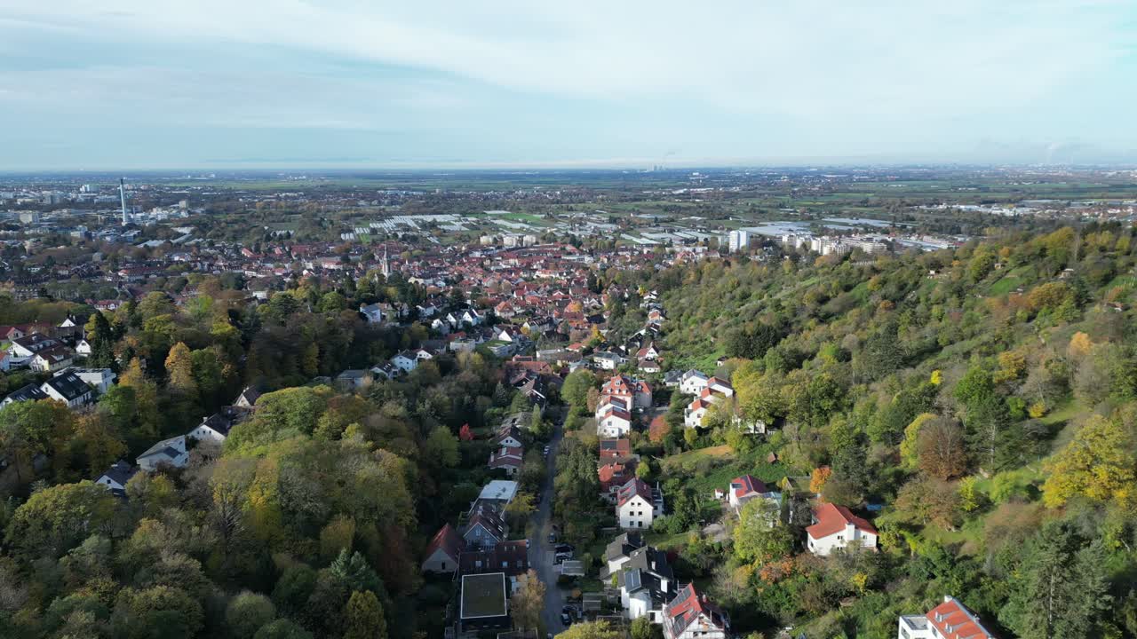 tomada de un dron de ángulo medio de handschuhsheim, volando sobre la ciudad. tomada de empujón, volando cuesta abajo hacia la ciudad.