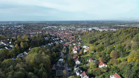 Mittelwinkel-Drohnenaufnahme-Von-Handschuhsheim,-Flug-über-Der-Stadt,-Einschubaufnahme,-Flug-Bergab-In-Richtung-Stadt