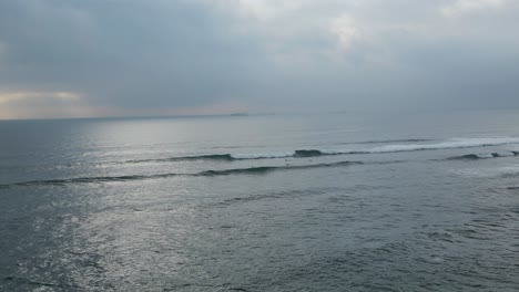 Las-Olas-Del-Océano-Chocan-Bajo-Un-Cielo-Nublado,-Creando-Una-Vista-Aérea-Cautivadora.