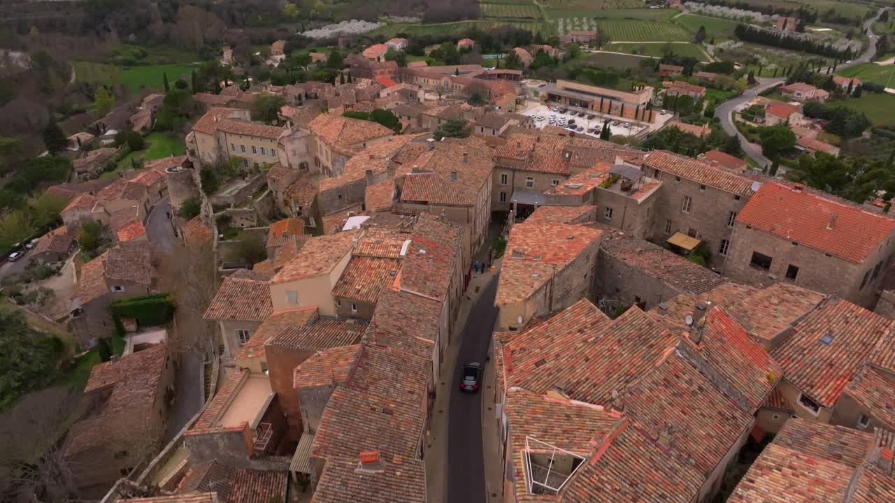 Veduta aerea panoramica di Bonnieux e dei vigneti al mattino, Francia