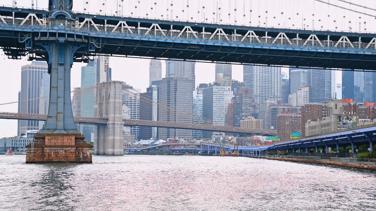 Ammira l'imponente Manhattan Bridge dal paesaggio fluviale. Tour in barca sull'East River a New York, USA, di giorno
